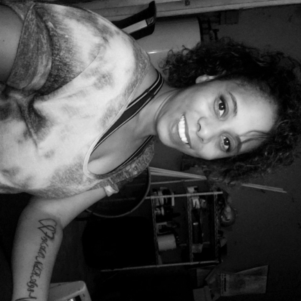 Hi I'm Sondra! Please visit my closet & follow me